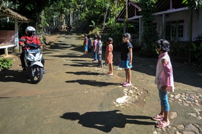 Pandemic no match for Indonesia's door-to-door teachers