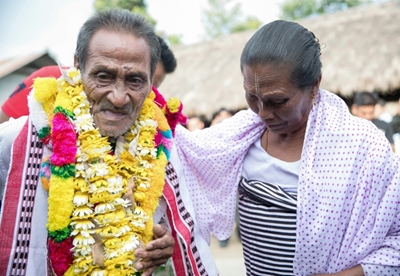 Indian YouTube singer has tearful reunion after 40 years