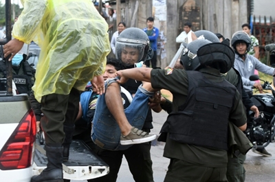 Bolivia opposition blocks streets in protest at government 'persecution'
