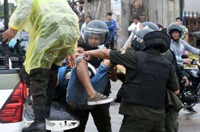 Bolivia opposition blocks streets in protest at government 'persecution'