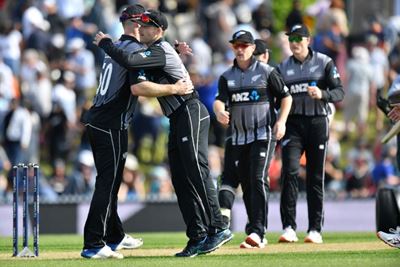 England collapse to give New Zealand T20 series lead