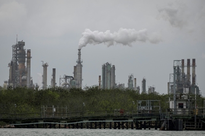Historic oil crash a product of futures market under stress