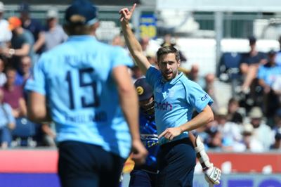 Woakes takes four as England restrict weakened Sri Lanka