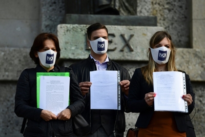 Families of Italy virus victims seek 'truth and justice'