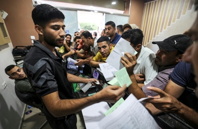 Thousands of Gazans apply for Israeli work permits