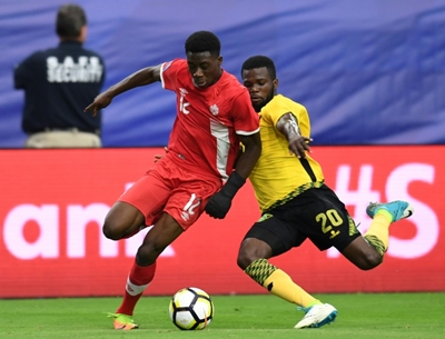 Teen talent Davies trains with Bayern, but must wait for debut