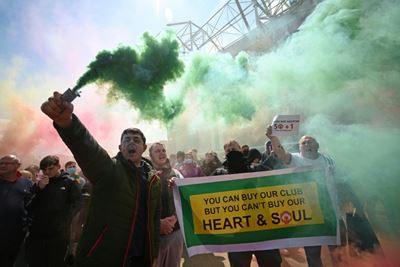 Police probe Man Utd fans protest after officer injured