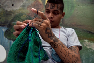 Knitting and painting for El Salvador's imprisoned ex-gang members