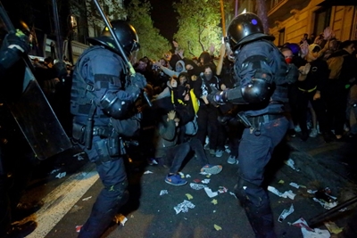 Spain PM holds emergency talks over violent Catalan protests