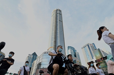 Traders in limbo after escape from China's 'shaking building'