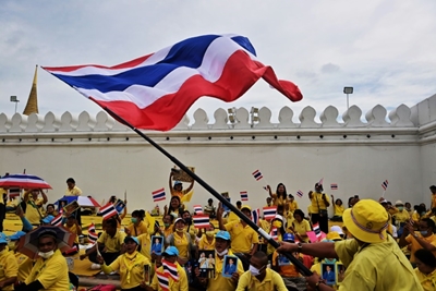Thousands stage show of support for Thai king