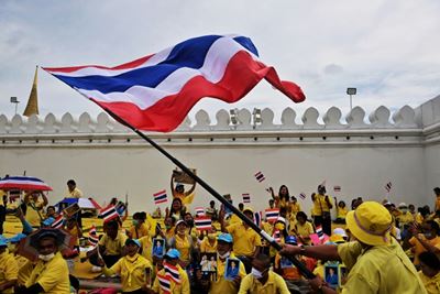 Thousands stage show of support for Thai king