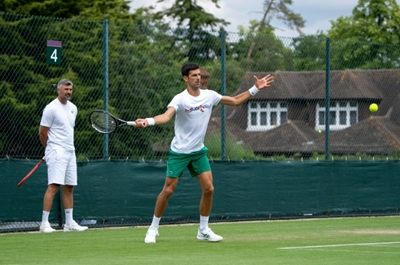 Curtain up for record-chasing Djokovic at Wimbledon