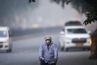 Millions in Indian capital endure 'eye-burning' smog