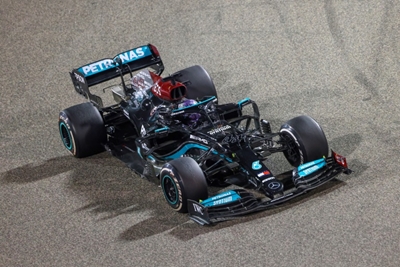 Hamilton wins thrilling season-opening Bahrain Grand Prix
