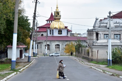 Roma mansions in Moldova abandoned in economic exodus 