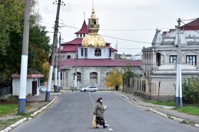 Roma mansions in Moldova abandoned in economic exodus 