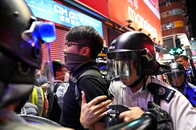 Hong Kong police arrest five after new night of clashes