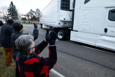 Worst-hit US launches virus vaccine shipments