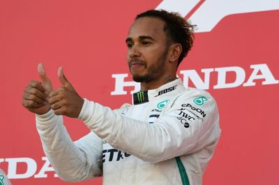 Hamilton storms to Japan win to close on world title