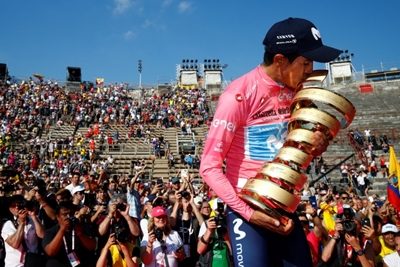 From a bicycle without tyres: Ecuador's Carapaz conquers Giro d'Itala