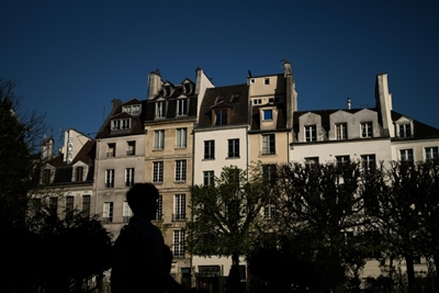 'Hero' saves child in spectacular Paris rescue