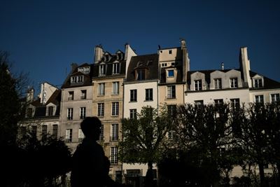 'Hero' saves child in spectacular Paris rescue