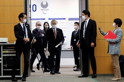 Tokyo 2020 officials to discuss chief's sexist remarks: reports