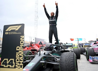Hamilton set to extend stay at Mercedes