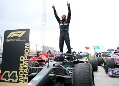 Hamilton set to extend stay at Mercedes