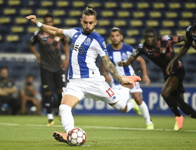 Man Utd land Porto defender Telles