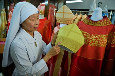 Thai convent weaves 'beautiful' robes for Pope Francis visit