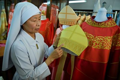 Thai convent weaves 'beautiful' robes for Pope Francis visit