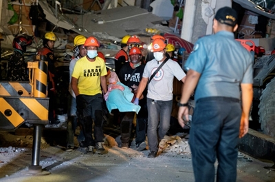 Philippine quake: Frantic hunt for survivors