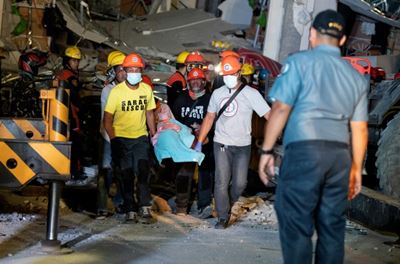 Philippine quake: Frantic hunt for survivors
