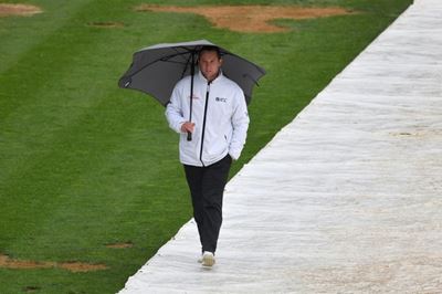 Dhoni slammed for 'bullying' umpire into changing mind