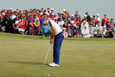 Garcia shakes off Ryder woe for title defence