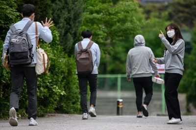 Schools reopen in South Korea as virus fears ease