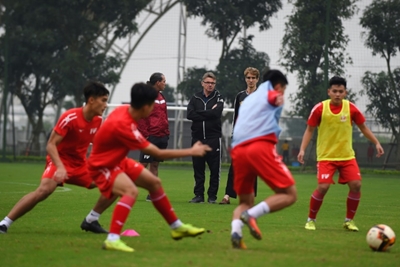 Giggs, Scholes and instant noodles: Vietnam takes pot-shot at World Cup