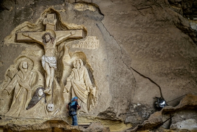 Artist adorns Egyptian cave church with biblical art