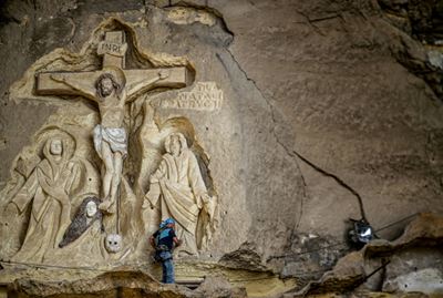 Artist adorns Egyptian cave church with biblical art