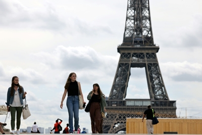 France weighs mandatory vaccination for reticent health workers