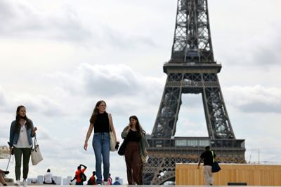 France weighs mandatory vaccination for reticent health workers