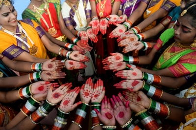 Daredevils, balloons and bangles for Indian Independence Day