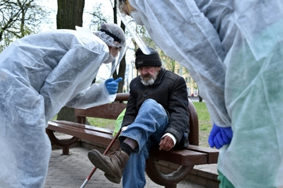Young street doctor defies virus to help Belarus homeless  