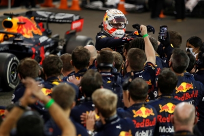 Verstappen 'not thinking' about succeeding Hamilton ahead of F1 season
