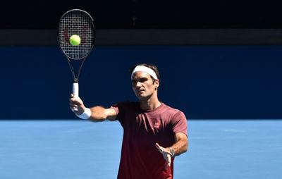 Federer opens Australian title defence as Murray hobbles into action