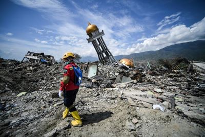 Indonesia quake: Death toll nears 2000