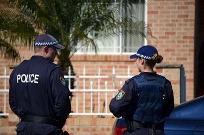 Aussie cop stops press conference to tackle suspect