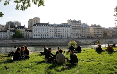 Government rejects Paris mayor's bid to open parks